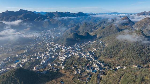 鹤峰县燕子镇：晨光漫集镇 天路入画来