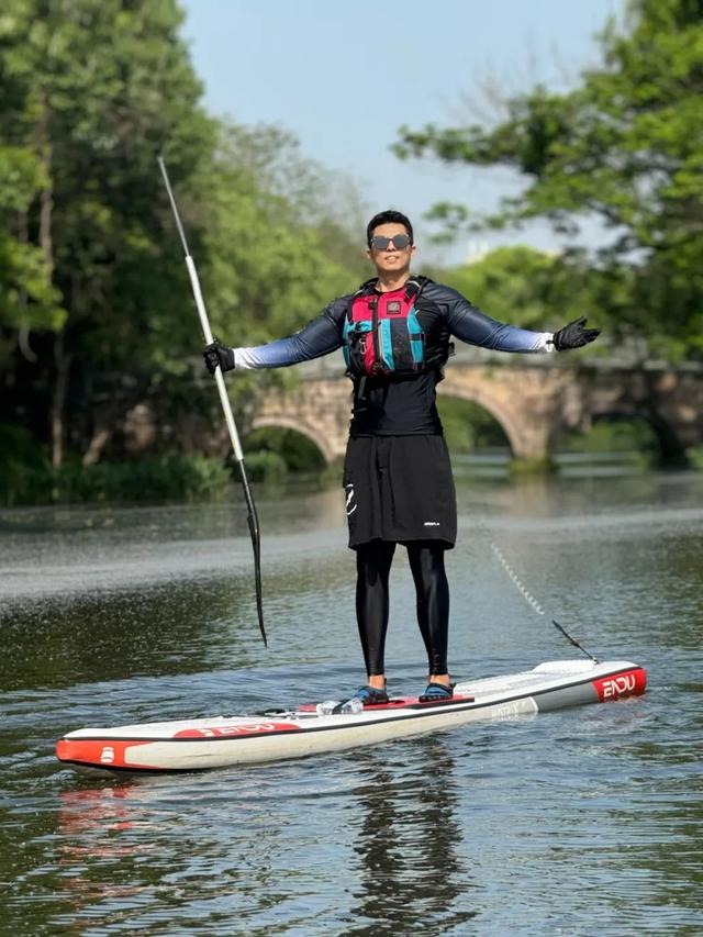 夏日桨板和站在水上的人