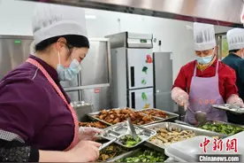 （新春走基层）别样“团圆” 浙江宁波养老院“春节不打烊”图片