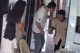 小女孩捡到保洁阿姨新手机，并亲手交还给失主，这一天，阿姨上门来了……图片