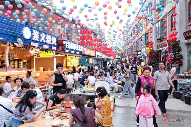 云南建水紫陶街：“非遗+”焕发暑期夜市经济活力