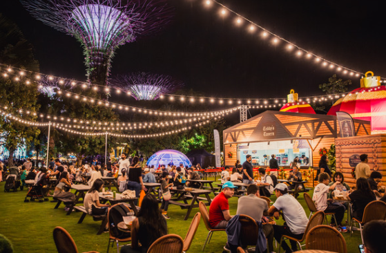 飞行圣诞老人、热带飘雪，滨海湾花园变身30万呎梦幻乐园