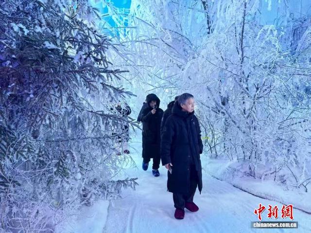 海外华媒吉林赏“秋日冬景”：“雾凇之都”四季皆可戏雪