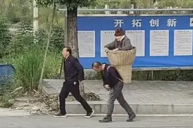 兄弟俩背母看病是人间最美风景丨时评图片