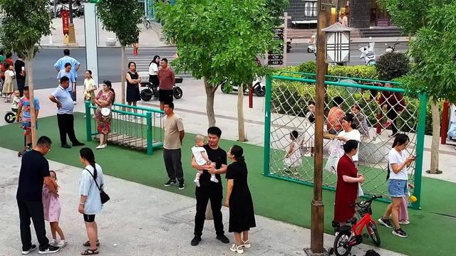 敦煌长城小游园成健康绿色游乐场