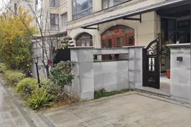 擅入装修中的别墅摔伤，男子起诉索赔16万余元！房主：新家还没住就见血，我还想找他赔钱图片