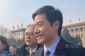 雷军连说15句谢谢，记者约定：接受采访就买 SU7图片