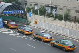 强制解散出租车司机微信群，谁给的权力？| 新京报快评图片