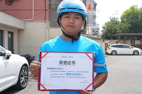 饿了么骑手送餐中救下独居老人，老年助餐服务为居家养老增添安全感图片