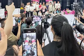 “棉花糖爸爸”与失散19年的女儿团聚，拍下第一张全家福图片