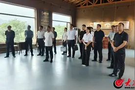潍坊滨海大家洼街道赴青州邵庄镇学习“跨村联建”图片