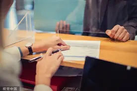 闪电律解｜女子到银行存10万元现金被工作人员询问来源引热议 律师：合规合法图片