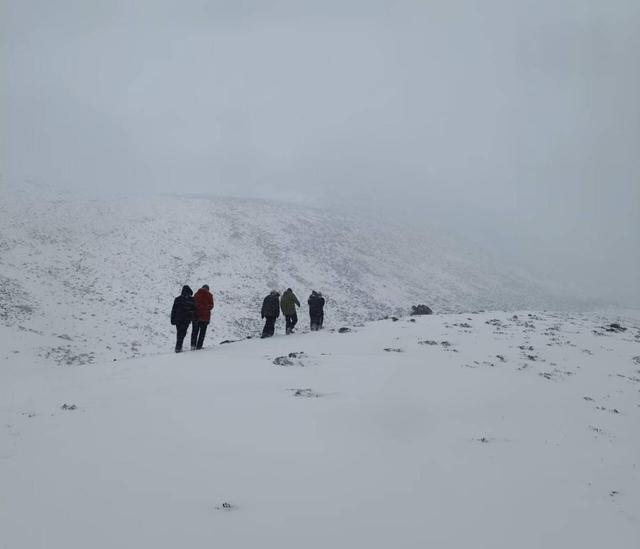 库拉岗日山峰徒步失联女子已找到：在牛棚被发现 牛粪盖在身上取暖 承担部分救援费用