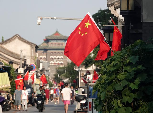 “中国红”扮靓街头 浓厚氛围迎抗战胜利80周年
