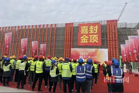 历时7个月，湖北首座杉杉奥特莱斯封顶图片