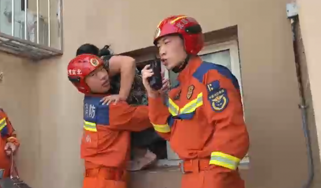 北京大兴消防从小区转移33名被困群众