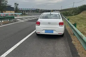 男子为逃避处罚 高速上弃车而逃 ｜违法曝光图片