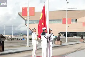 庆祝香港回归祖国28周年，驻香港部队举行升旗仪式