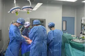 一连两起“电鸡”意外导致面部骨折，医生提醒：必须戴好头盔！图片