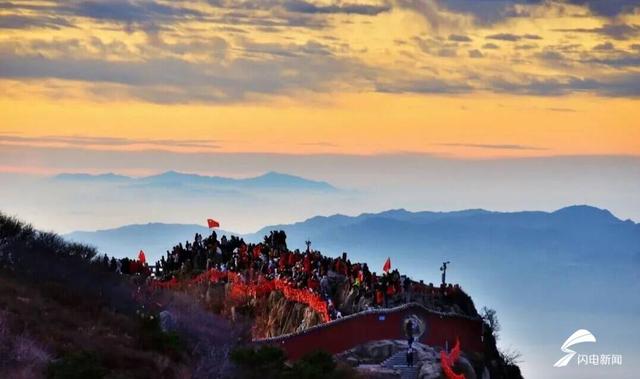 组图丨云海翻涌旭日熔金 泰山冬日美景太出圈了