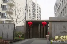 刚交付的新房，窗户一摇就晃？建设方、建管委：符合标准图片