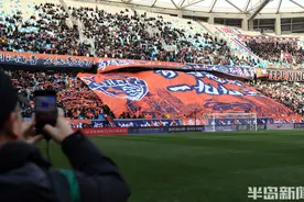 中超首轮青岛上演精彩德比大战，海牛2:2战平西海岸图片