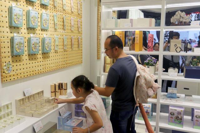 江苏苏州：文创产品为游客带来新潮的文化消费体验