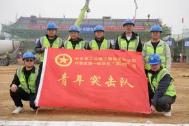 中交二公局叶鲁高速1标项目 叶县南服务区北区综合楼顺利封顶图片