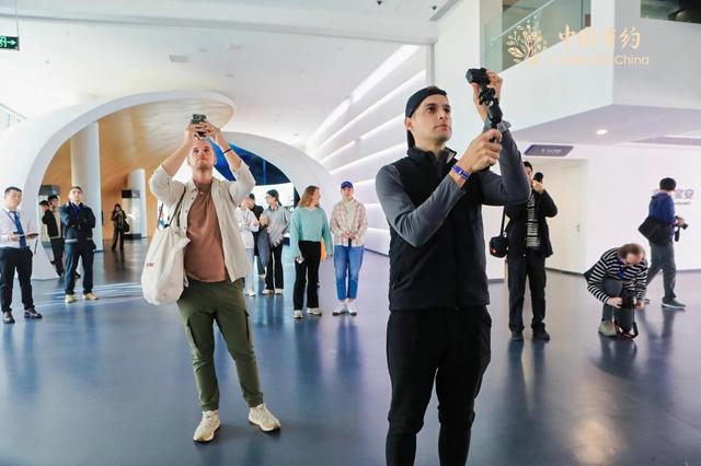 【中国有约】外国人打卡深圳宝安图书馆 体验科技赋能阅读的智慧交融