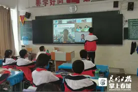 昆明铁路五中学生与登上珠穆朗玛峰的登山者线上交流图片