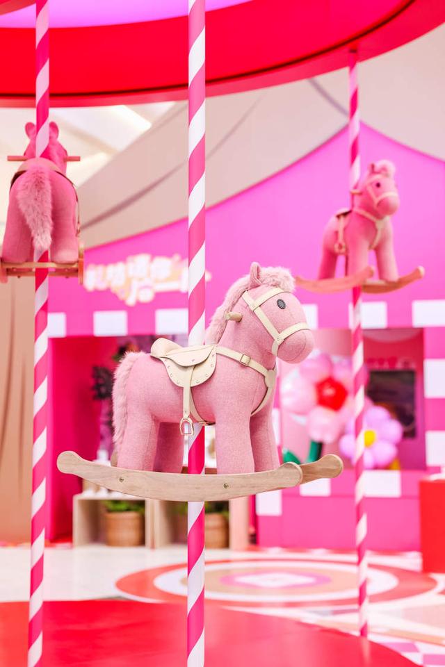 俯瞰屋顶灯会、听沪语脱口秀、观石窟特展…过年来百年弄堂共赏海派今潮年味｜新春闹灯会·古镇过大年③