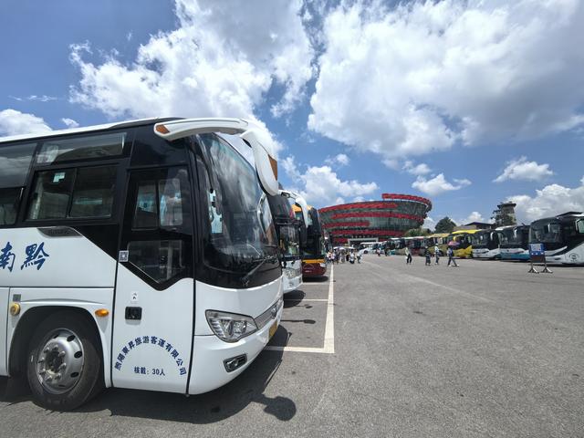 从“清凉地”到“活力场”，一场狂欢点燃的“避暑经济”