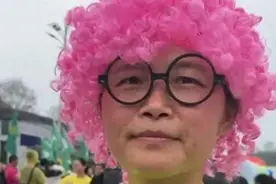 樱花季 越江湖｜全程佩戴粉色爆炸头假发汉马跑者：想让朋友快速认出自己图片