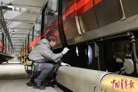 “地铁人”用黑夜连接白天图片