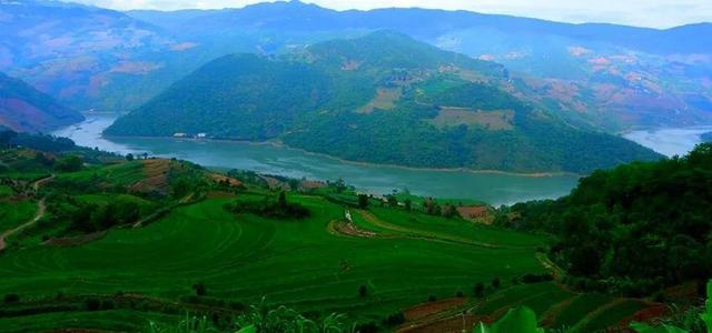 云新闻·滇地宝藏②丨云卷云舒处，云南这座“云端小城”藏着秋日惊喜