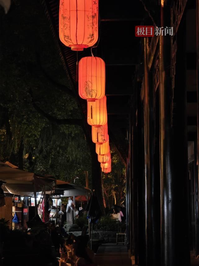 成都锦里中秋夜：烟火气十足的“慢生活”佳节，陌生游客分享美照互送祝福