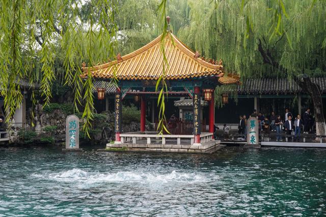 山东济南：群泉奔涌