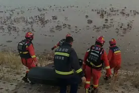 果然视频|男子带孩童垂钓忘记涨潮被困，消防迅速到场救援图片