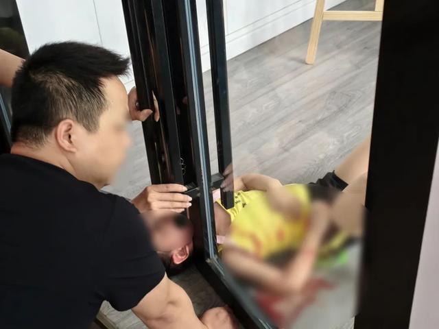 揪心！脖子被门缝“咬死”，7岁女孩跪地挣扎……