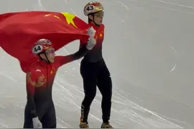 林孝埈、孙龙举起五星红旗！图片
