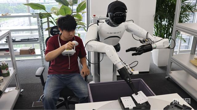 2025世界人工智能大会  |  机器人也要先“上学”再“上岗”