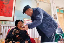 能喊声“娘”就是幸福！嘉祥七旬夫妇悉心照料百岁母亲图片