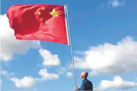 86 岁 “升旗手”11 年坚守，一抹红成山顶最美标志！图片