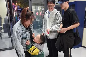 四岁男童来济南游玩不慎走失，民警仅用10分钟就找到他的家人图片