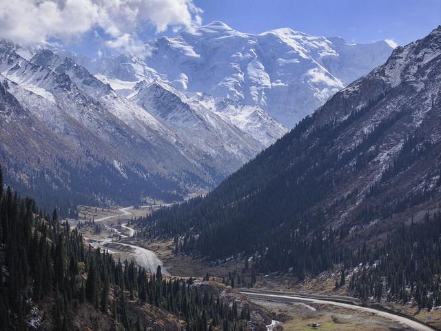 新华走笔丨漫漫天山路
