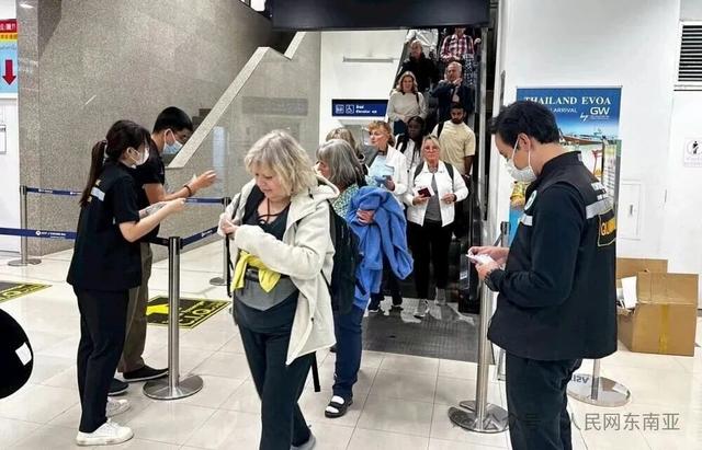 印度暴发疫情	，死亡率高达75%，尚无疫苗！泰国普吉机场大量印度游客入境观光，正向疾控部门寻求指导