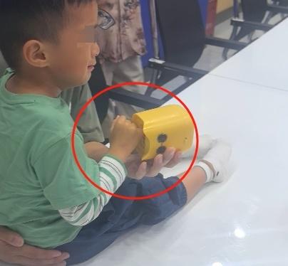 腋下管理失败！消防站内，女子尴尬地抬起胳膊……