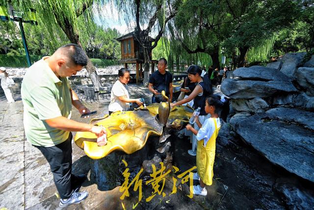 出伏首日济南高温持续 泉水直饮点成市民游客避暑“心头好”