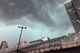 郑州现“绿色天空”，气象博主：因浓密对流云团遮住夕阳，“格美”将登陆，警惕暴雨图片