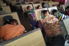 新华视点·2024年度盘点丨课桌椅不匹配、形式主义作业多、课间难活动……这些问题解决得怎样？图片